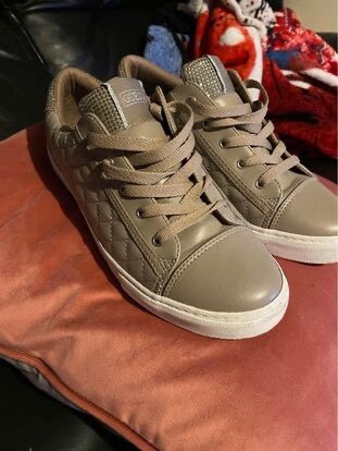 guess trainers size 4